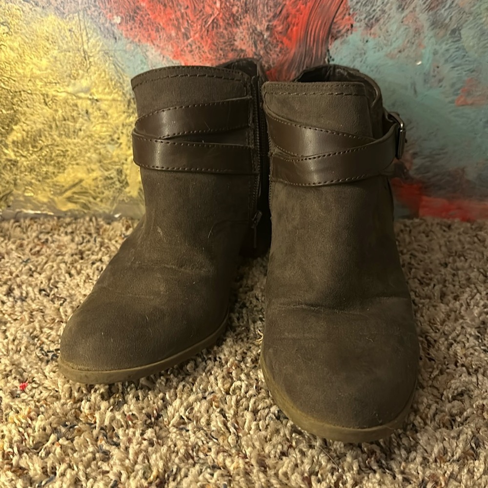 Women’s size 8.5 army green boots.